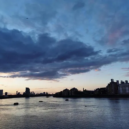 Homestay Room In Flat With Stunning Thames River View London Exterior photo