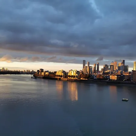 Homestay Room In Flat With Stunning Thames River View London Exterior photo