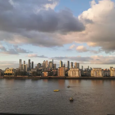 Homestay Room In Flat With Stunning Thames River View London Exterior photo