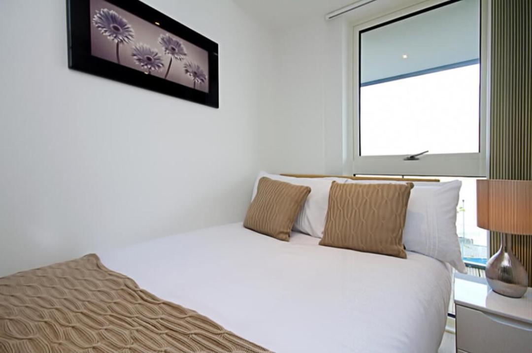 In Flat With Stunning Thames River View *