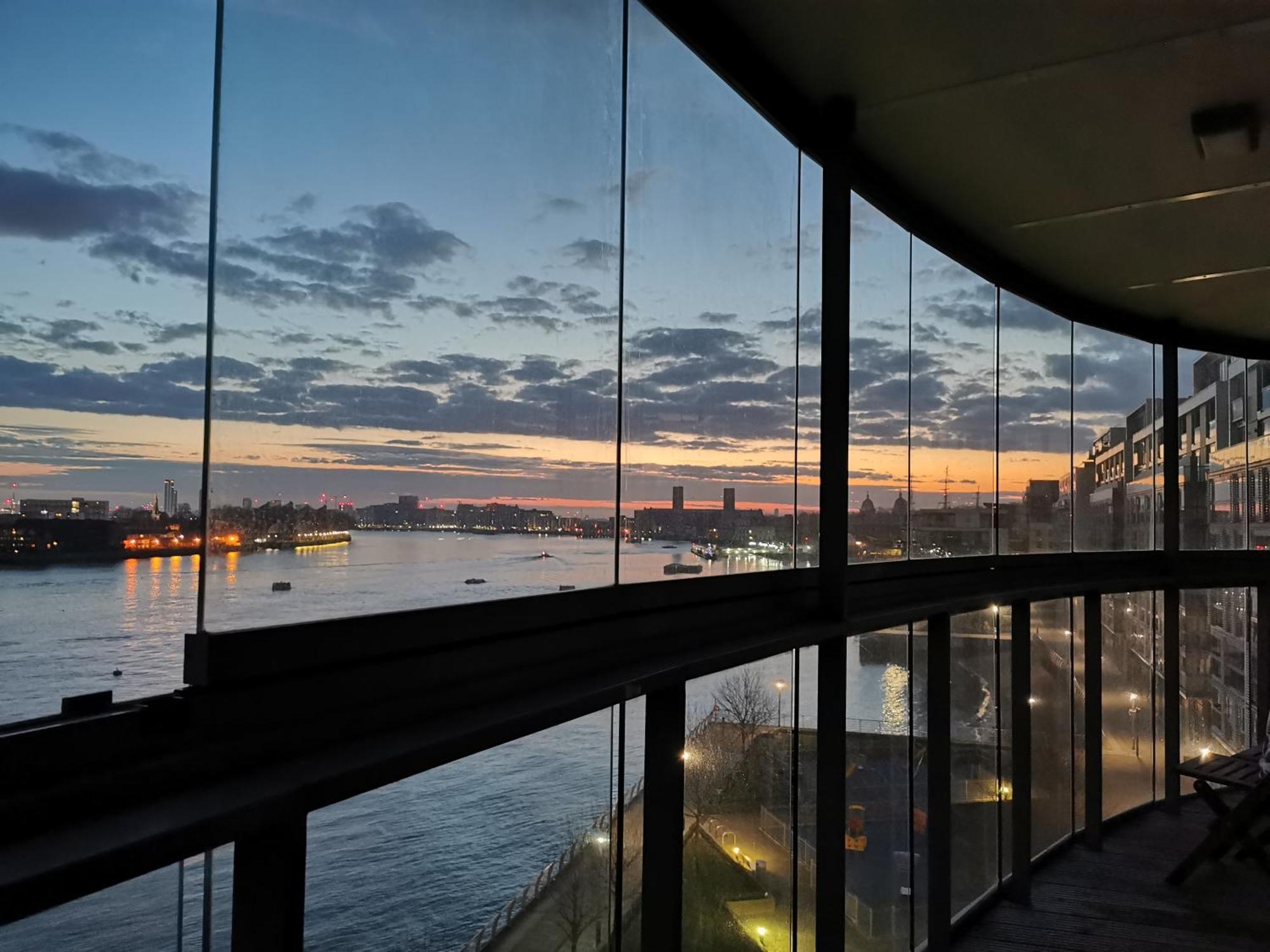 In Flat With Stunning Thames River View * London