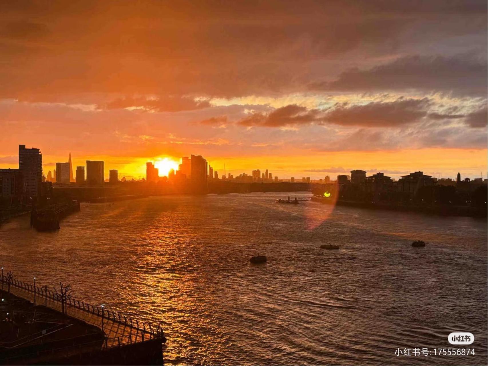 In Flat With Stunning Thames River View