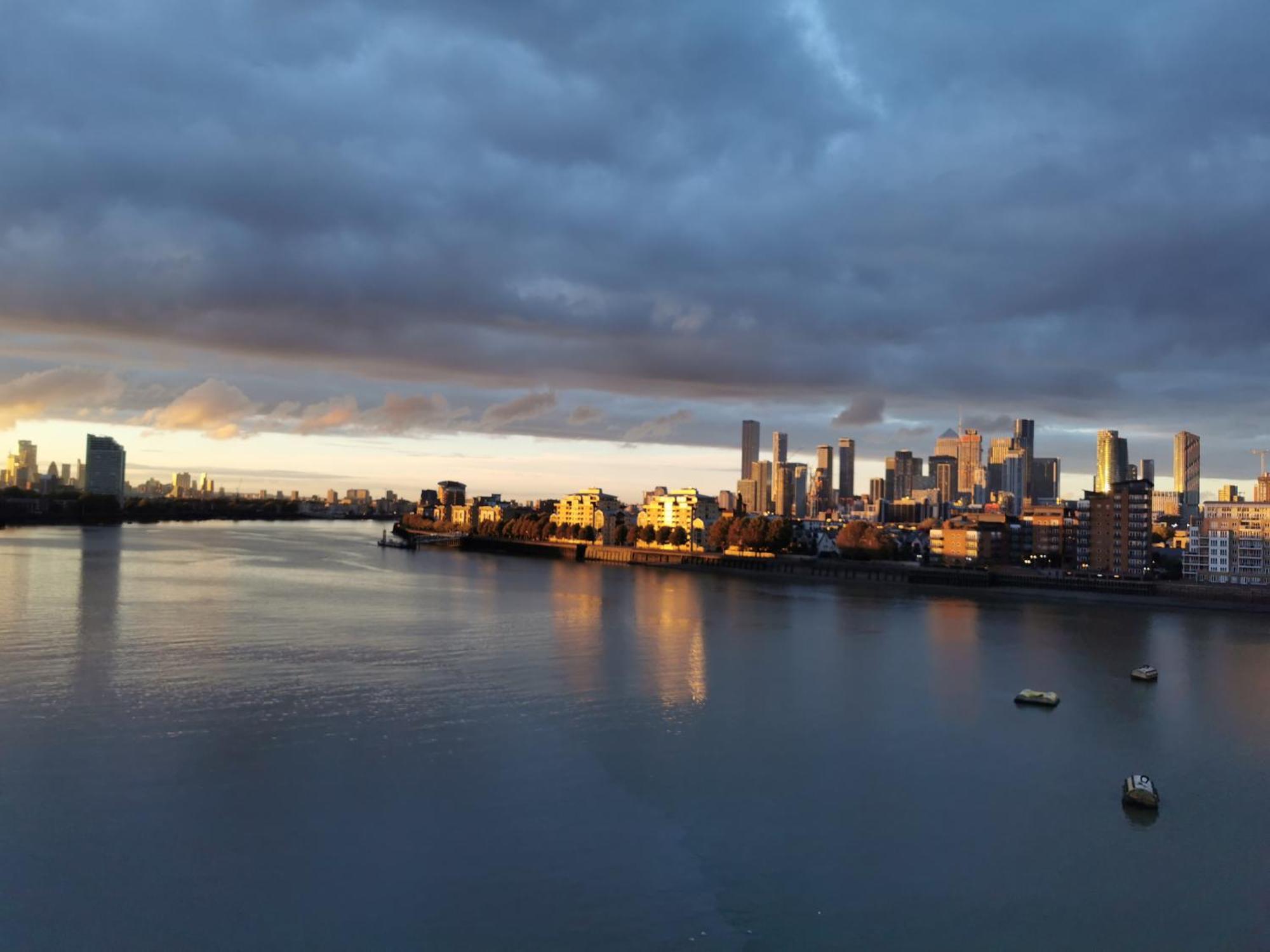 In Flat With Stunning Thames River View