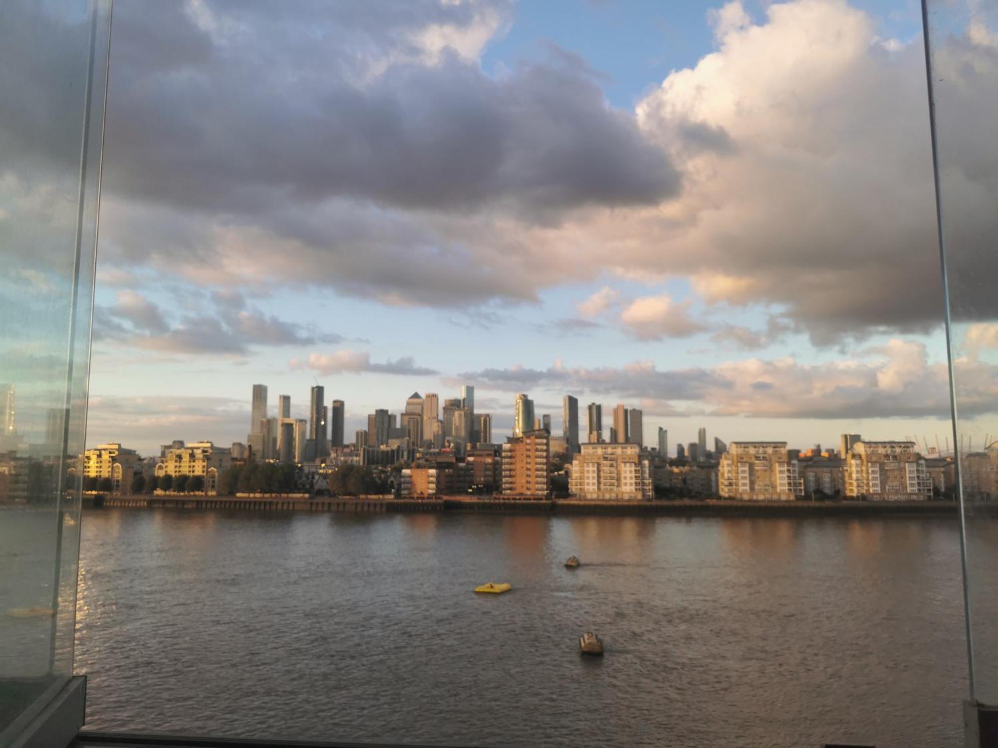 In Flat With Stunning Thames River View London