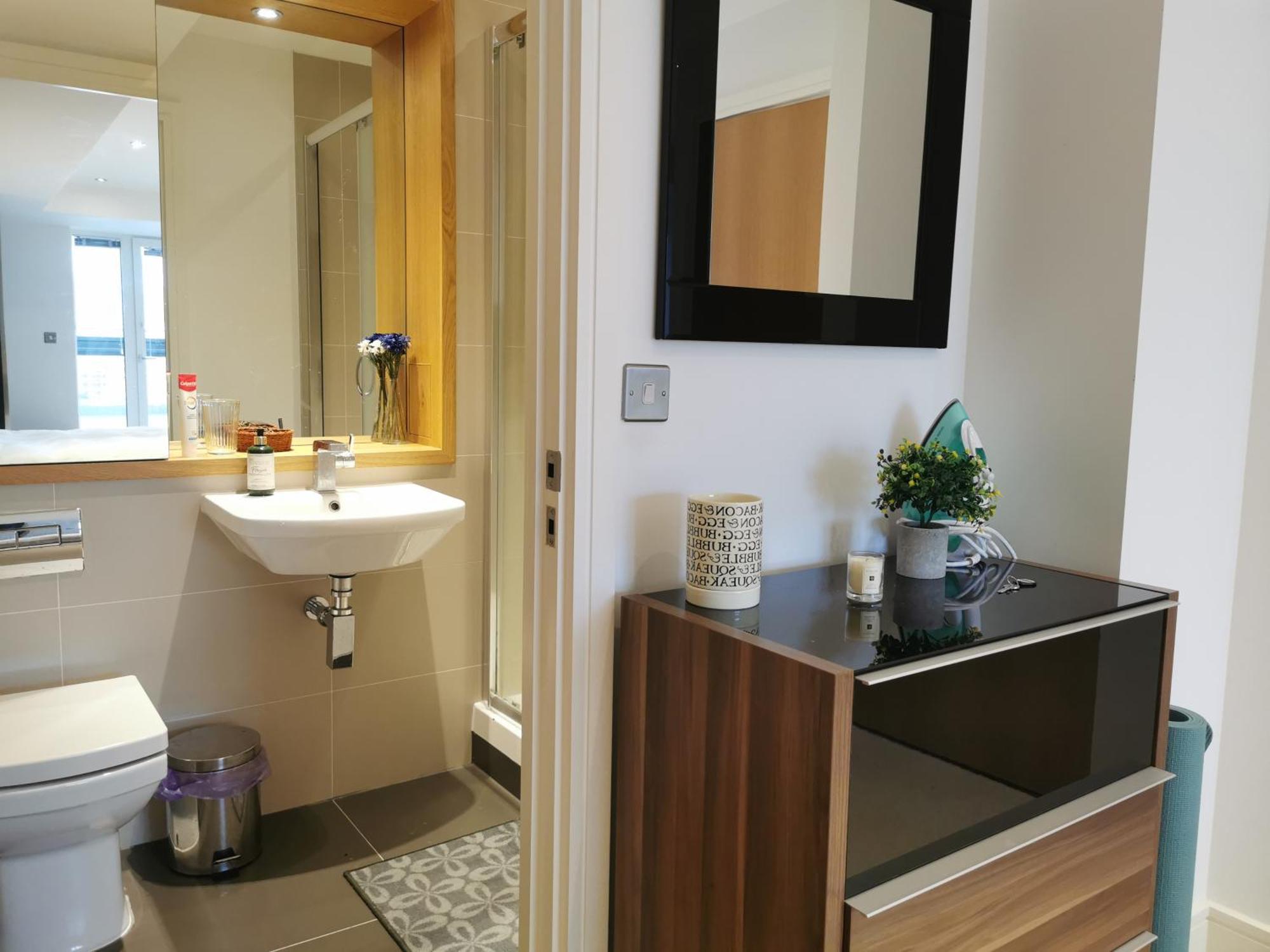 In Flat With Stunning Thames River View * London