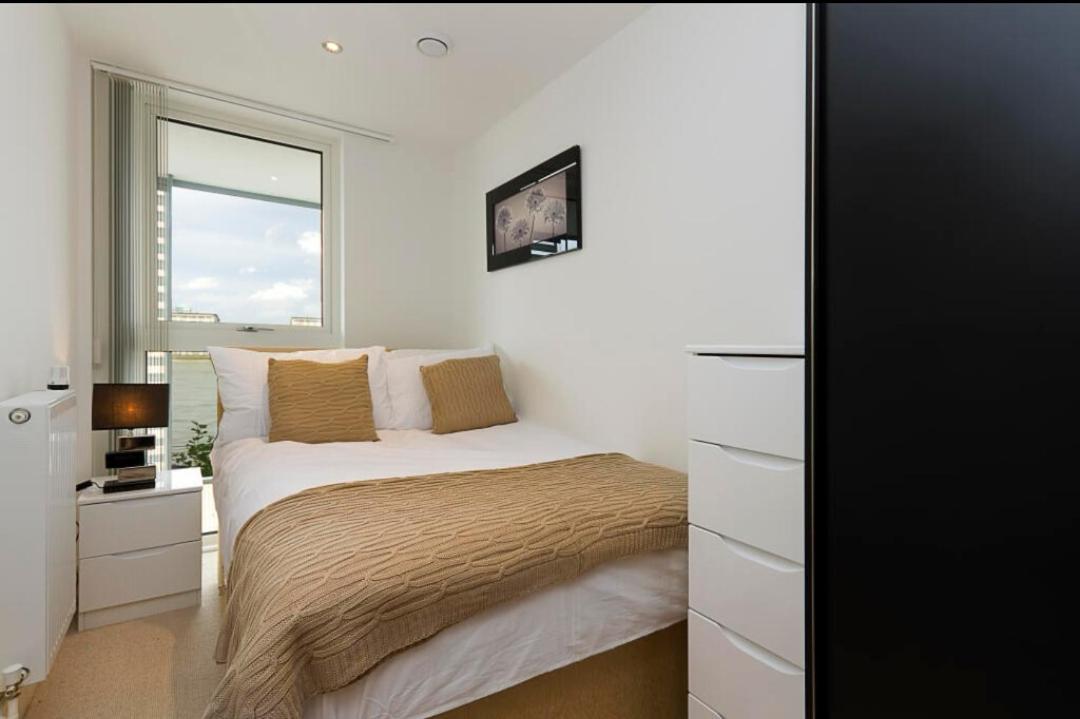In Flat With Stunning Thames River View