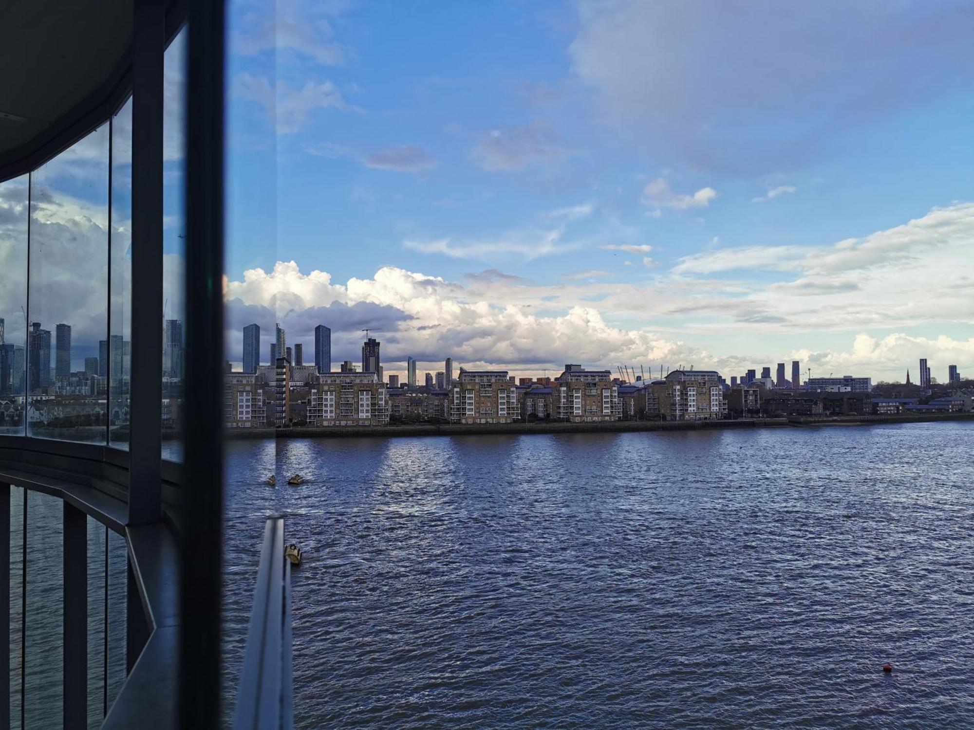 In Flat With Stunning Thames River View London