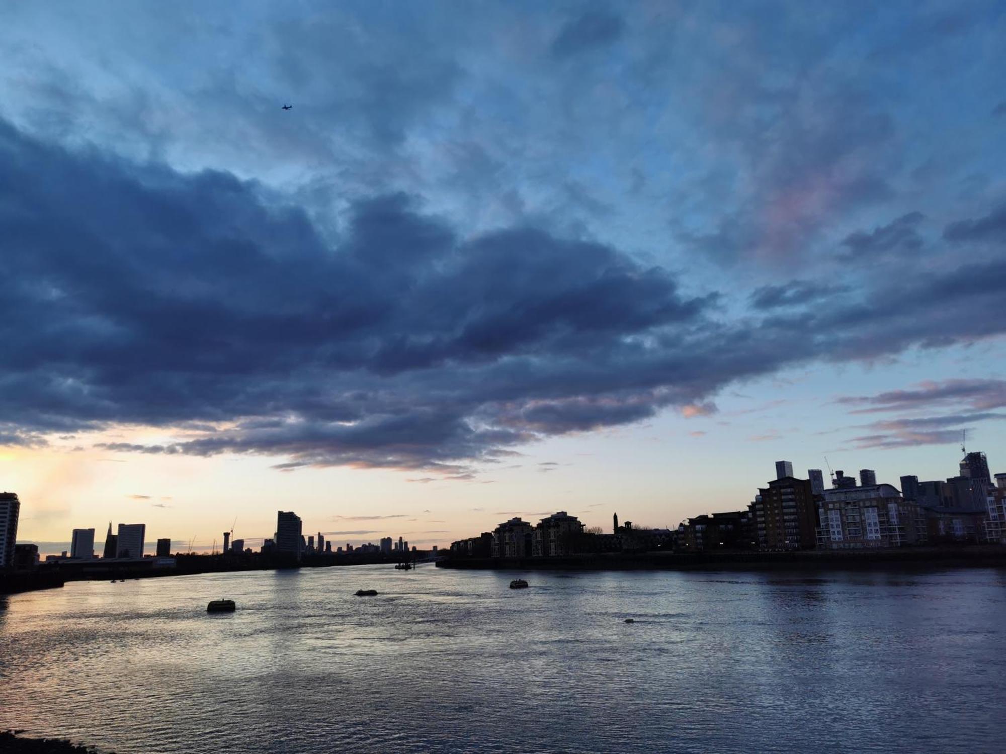 In Flat With Stunning Thames River View *